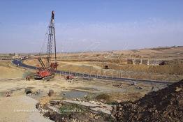 Image du Maroc Professionnelle de  Les ouvriers préparent les fondations d'un ouvrage d'art qui surplombera la route Nationale N° 1 dans le but du prolongement de l'autoroute A1: Sidi El Yamani - Asilah, Lundi 10 Septembre 2001. (Photo / Abdeljalil Bounhar) 